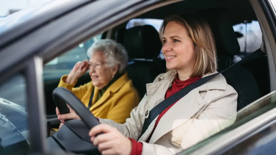 Vrouw rijdt met oudere dame in auto
